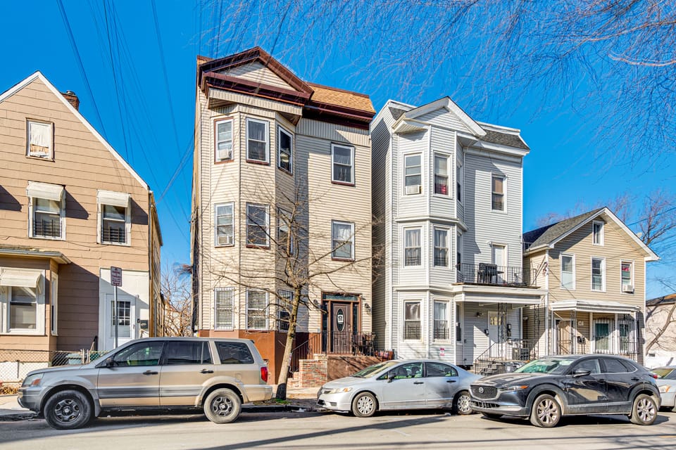 1 Mi to Downtown Newark: Urban Escape! Apartment in Newark