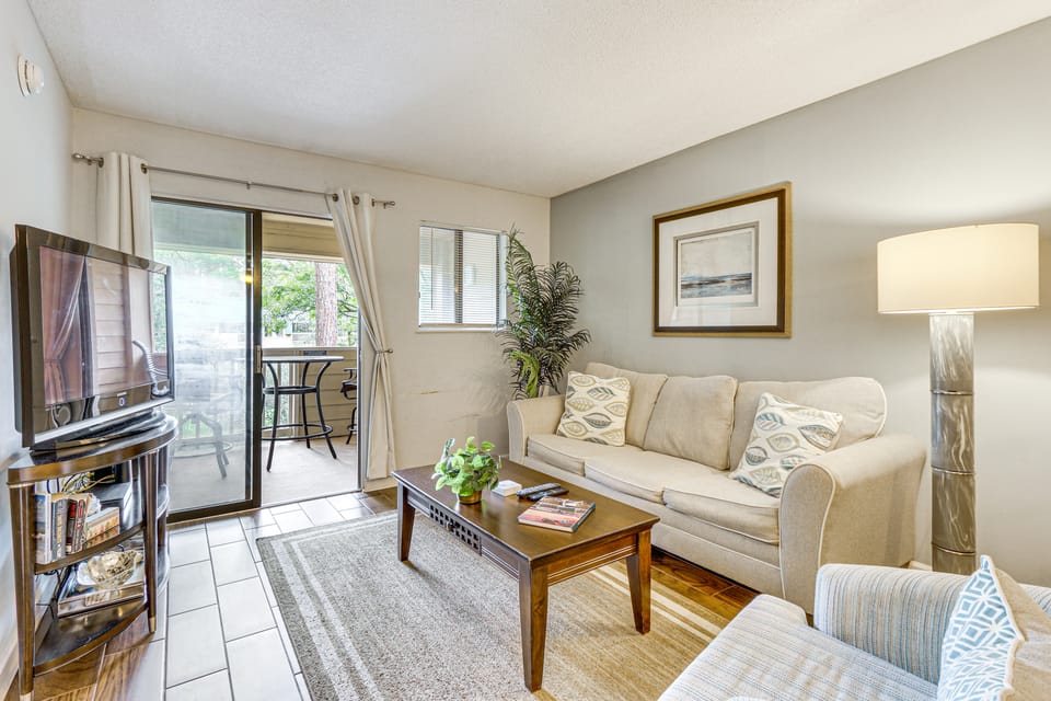 Beach & Pool Access: Tranquil Hilton Head Getaway Apartment in Hilton Head Island