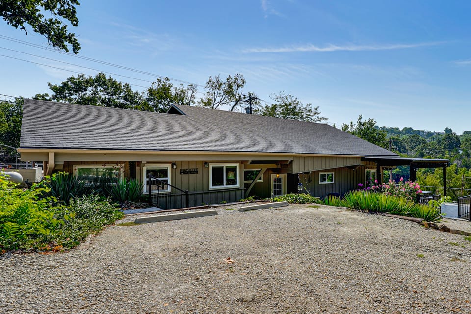 Cozy Table Rock Lake 'Boathouse' w/ Pool Access Cottage in Table Rock Lake