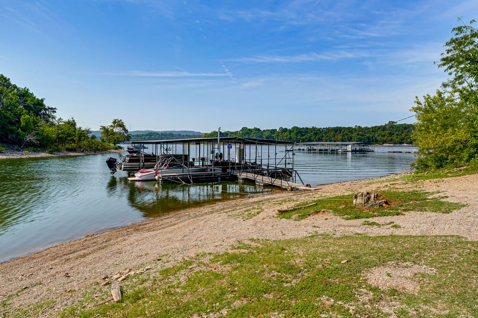Cozy Table Rock Lake 'Boathouse' w/ Pool Access Cottage in Table Rock Lake