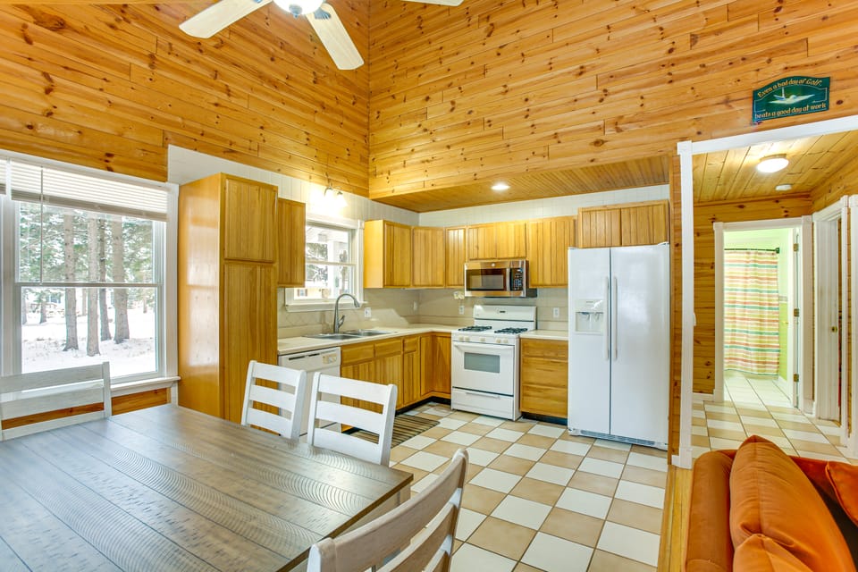 Golf Getaway in Cadillac: Deck + Putting Green House in Michigan