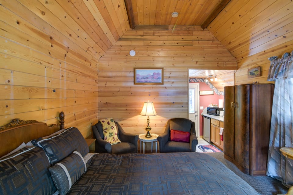 Walk to Trails & Butte Creek: Cozy Retreat w/ Deck Apartment in Sierra Nevada