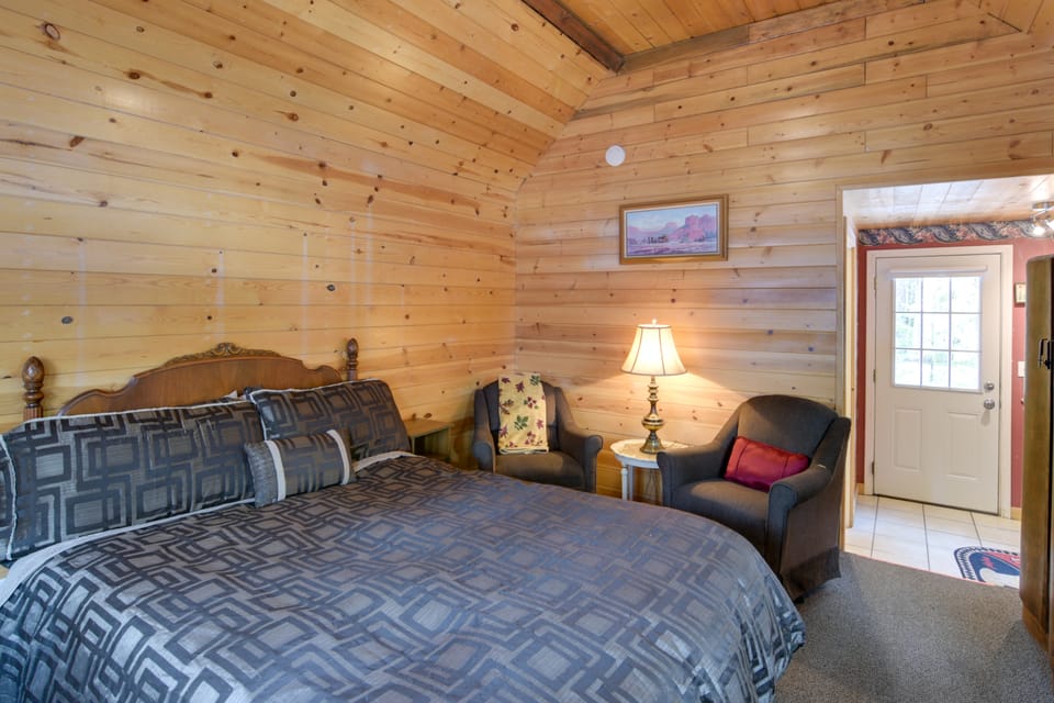 Walk to Trails & Butte Creek: Cozy Retreat w/ Deck Apartment in Sierra Nevada