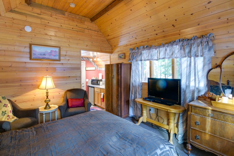 Walk to Trails & Butte Creek: Cozy Retreat w/ Deck Apartment in Sierra Nevada