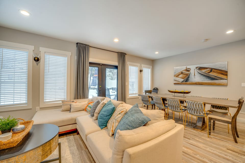Hot Tub & Game Room! Chelan Getaway, Walk to Dtwn House in Chelan (In Town)