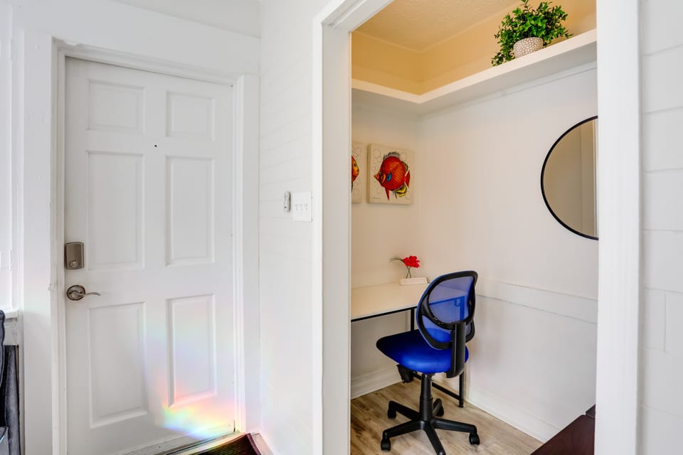 Beachgoer's Haven 1 Mi to Lake Worth Beach Park! Apartment in Lake Worth
