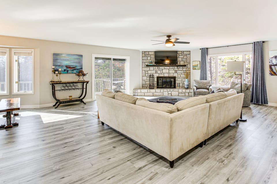 Waterfront Lake Coronado Home w/ Deck & Views House in Arkansas