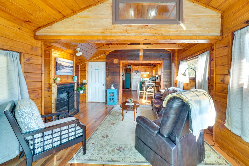 Cabin w/ Deck & Mountain Views Near Gatlinburg! House in Sevier County