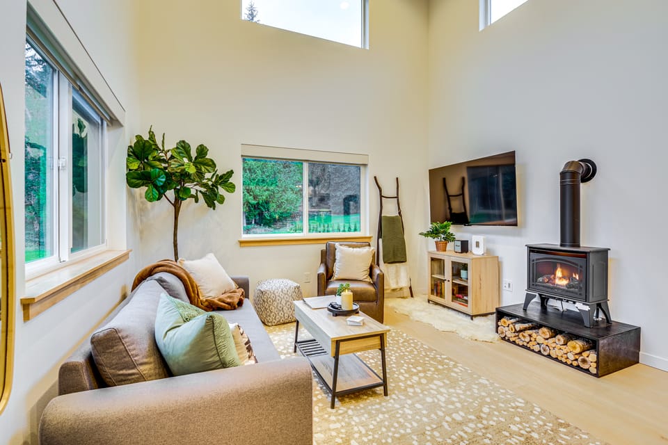 2 Mi to Warm Beach: Family Gem w/ Views House in Puget Sound