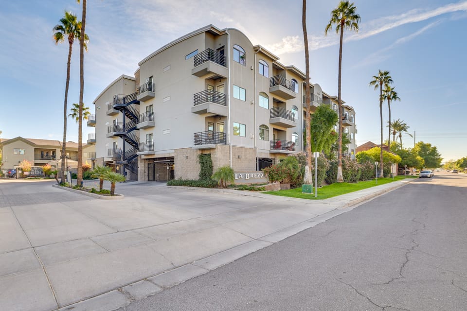 < 1 Mi to Biltmore Fashion Park: Condo w/ Pool! Apartment in Phoenix