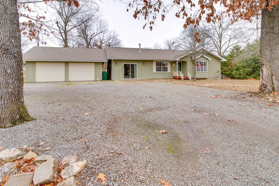 < 1 Mi to Bull Shoals Lake: 'The Blue Quill' House in Bull Shoals