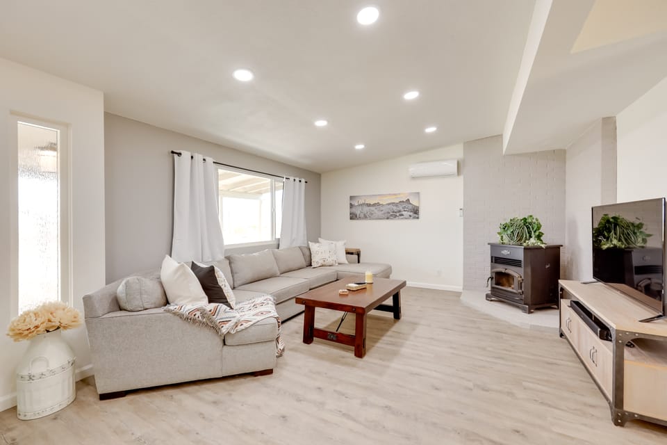 Mtn-View Home w/ Hot Tub: 8 Mi to Joshua Tree! House in Southern California