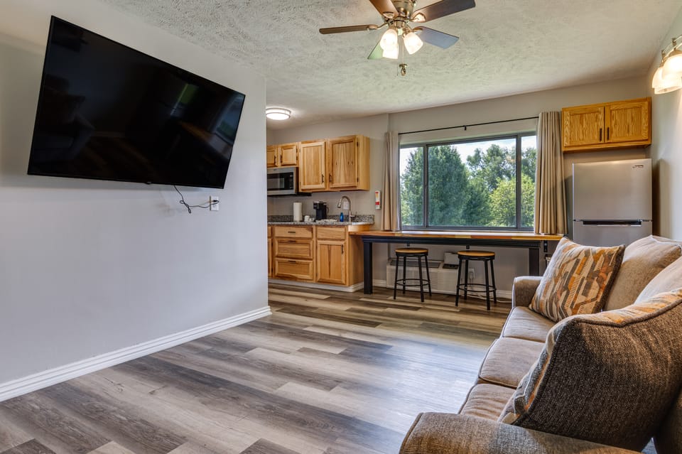 Golf, Shop, Tour & More: Oakland City Apartment Apartment in Indiana
