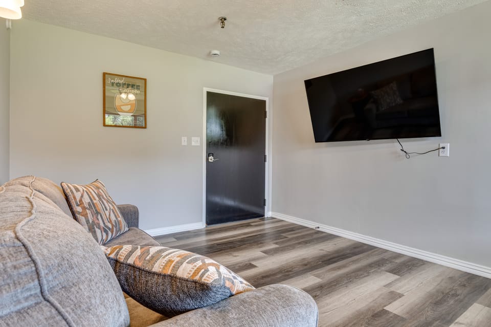 Golf, Shop, Tour & More: Oakland City Apartment Apartment in Indiana