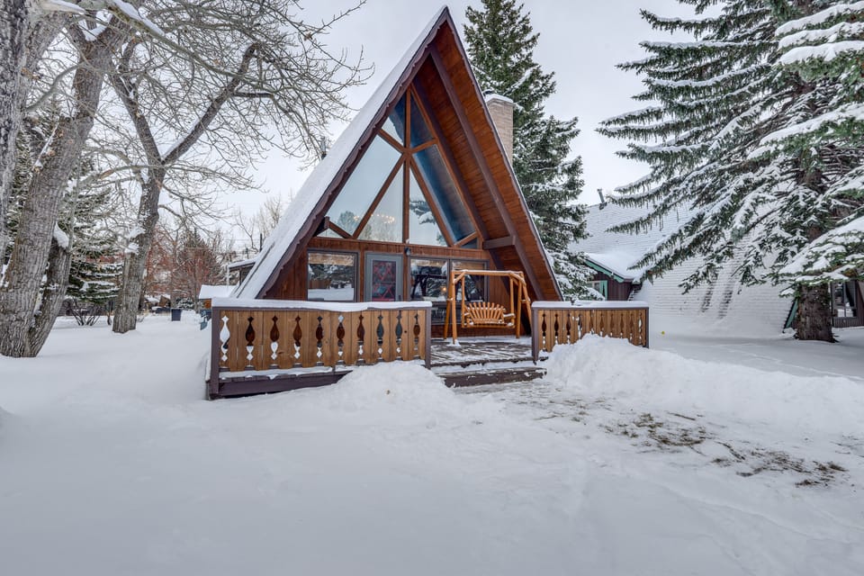 Red Lodge Cabin w/ Hot Tub ~ 1/2 Mi to Downtown! House in Red Lodge