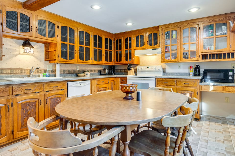 Lakefront Cabin w/ Shared Beach in Cecil! House in Wisconsin