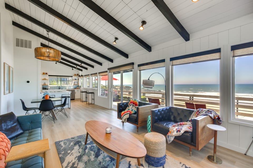 Private Beach Access: Serene Escape in Depoe Bay House in Lincoln Beach