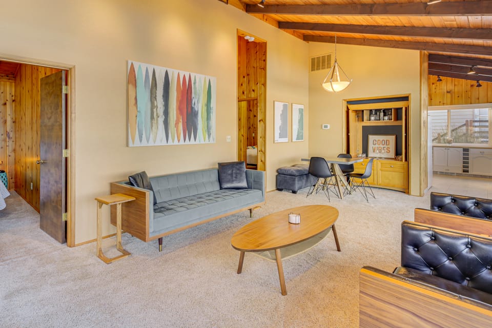 Private Beach Access: Serene Escape in Depoe Bay House in Lincoln Beach