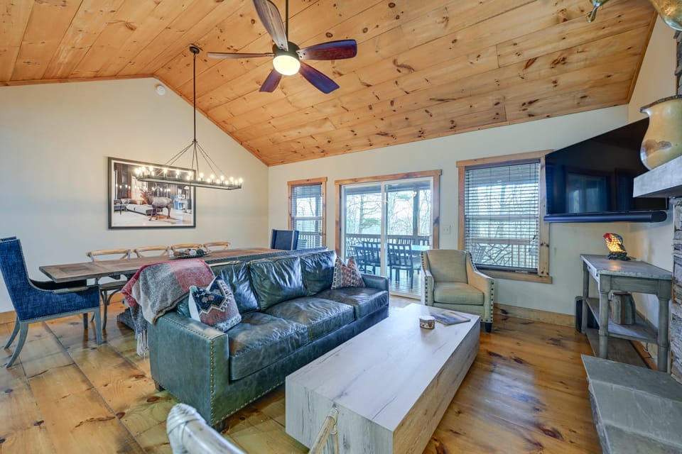 Sapphire Valley Resort Cabin w/ Fireplaces + Grill House in Tennessee