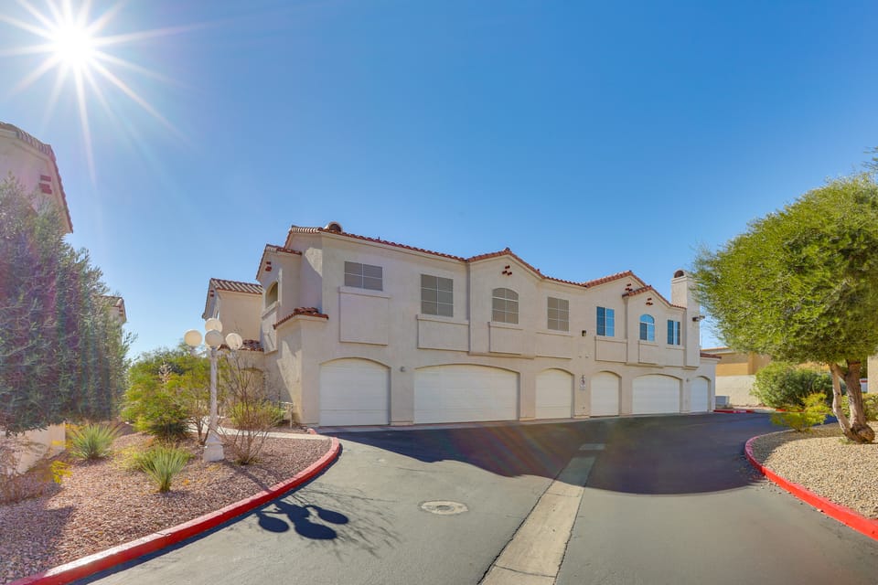 6 Mi to Vegas Strip: City-View Gem w/ Pool Access Apartment in Las Vegas