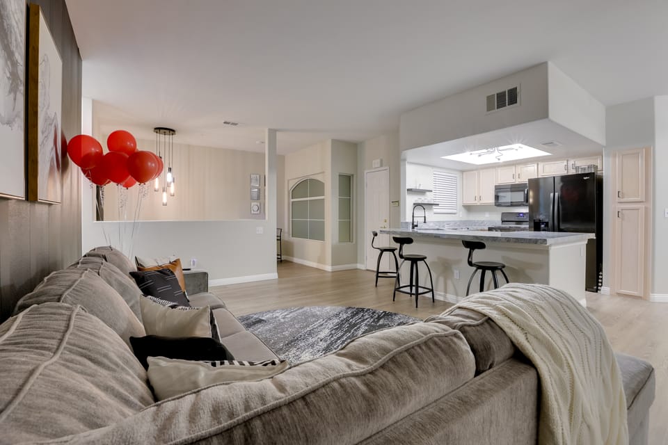 6 Mi to Vegas Strip: City-View Gem w/ Pool Access Apartment in Las Vegas