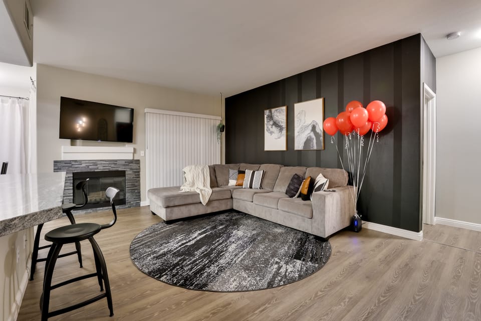 6 Mi to Vegas Strip: City-View Gem w/ Pool Access Apartment in Las Vegas