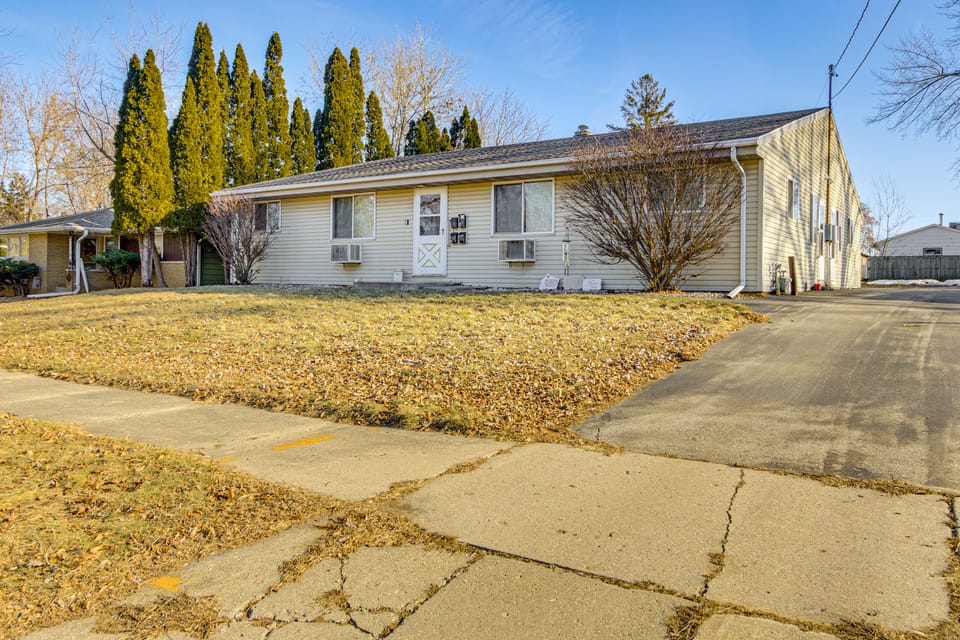 2 Mi to Dwtn Green Bay: Ideally Located Townhome! Apartment in Green Bay