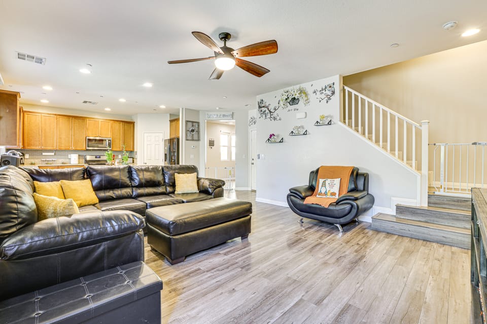 1 Mi to Aliante Casino: Townhome w/ Fenced Yard! Apartment in North Las Vegas
