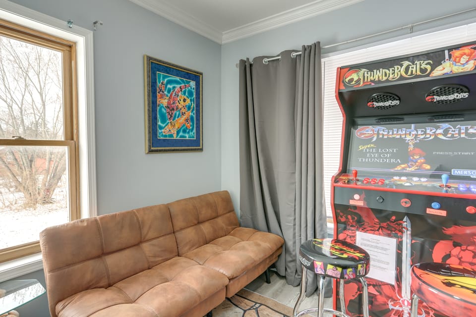 7 Mi to Cedar Point: Retreat w/ Hot Tub & Gazebo House in Sandusky