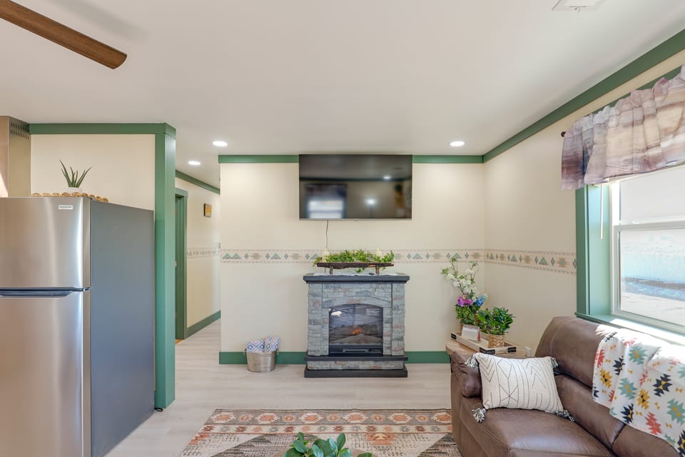 9 Mi to Lake Carlsbad: Pet-Friendly Apt Apartment in New Mexico