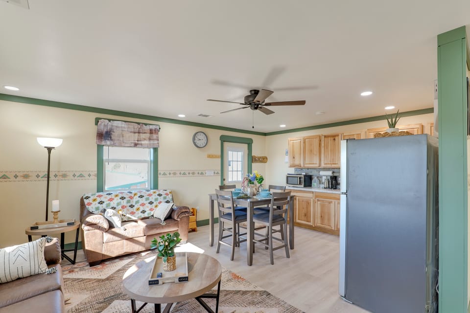 9 Mi to Lake Carlsbad: Pet-Friendly Apt Apartment in New Mexico