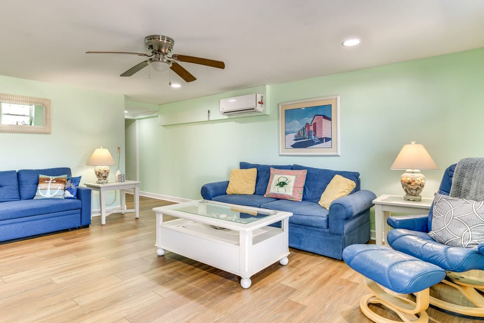 Walk to Shore: Atlantic Beach Condo w/ Pool Access Apartment in Atlantic Beach