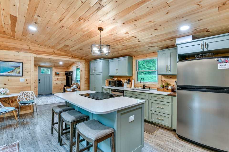 Explore Lakes & Beaches! Creekside Glen Arbor Home House in Sleeping Bear Dunes
