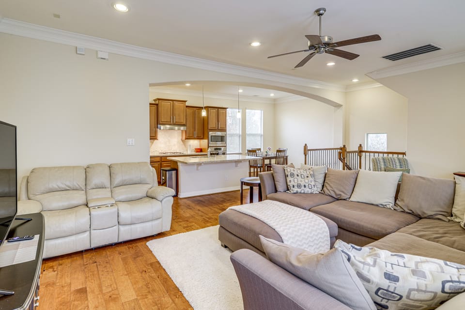 8 Mi to the Galleria: Home w/ Balcony + Yard House in Houston