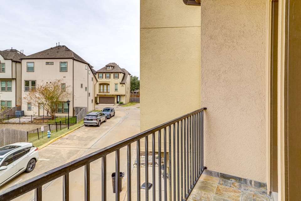 8 Mi to the Galleria: Home w/ Balcony + Yard House in Houston