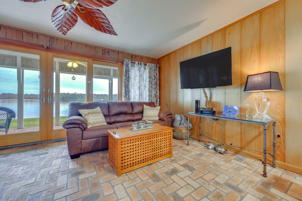 River-View Condo w/ Boat Slip in Welaka! Apartment in Florida