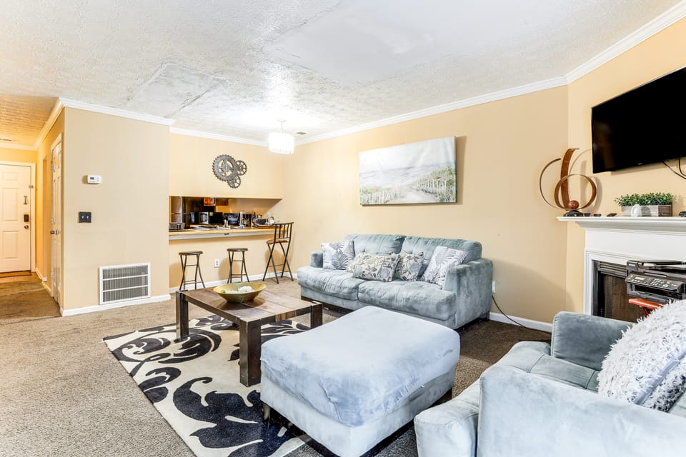 8 Mi to Stone Mountain: Quiet Getaway w/ Deck Apartment in Georgia