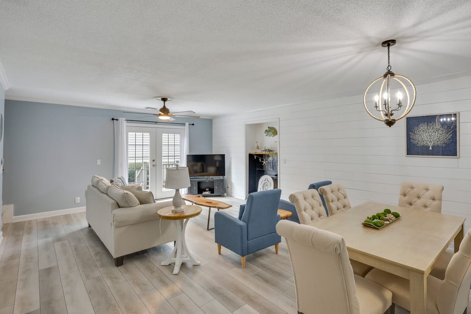 3 Mi to St Simons Beach: Gem w/ Pool Access & Deck Apartment in Saint Simons Island