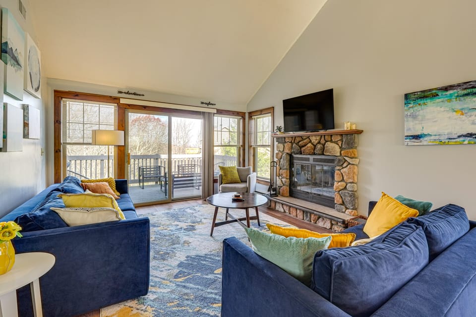 Spacious Modern Home Minutes to Camelback Mountain House in Pocono Mountains