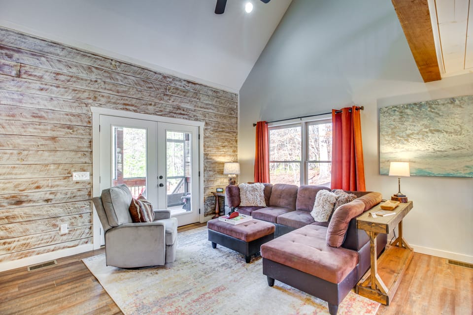 Hot Tub & Movie Room: Updated Cabin in Ellijay! House in Georgia