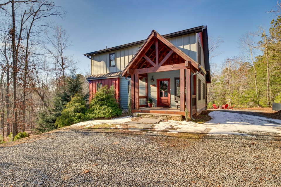 Hot Tub & Movie Room: Updated Cabin in Ellijay! House in Georgia