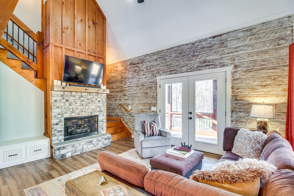 Hot Tub & Movie Room: Updated Cabin in Ellijay! House in Georgia