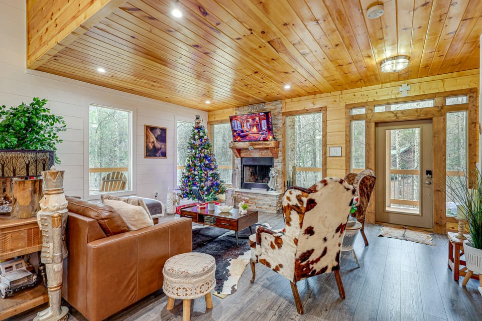 Close to Hiking & Attractions: Smoky Mtn Cabin House in Sevier County