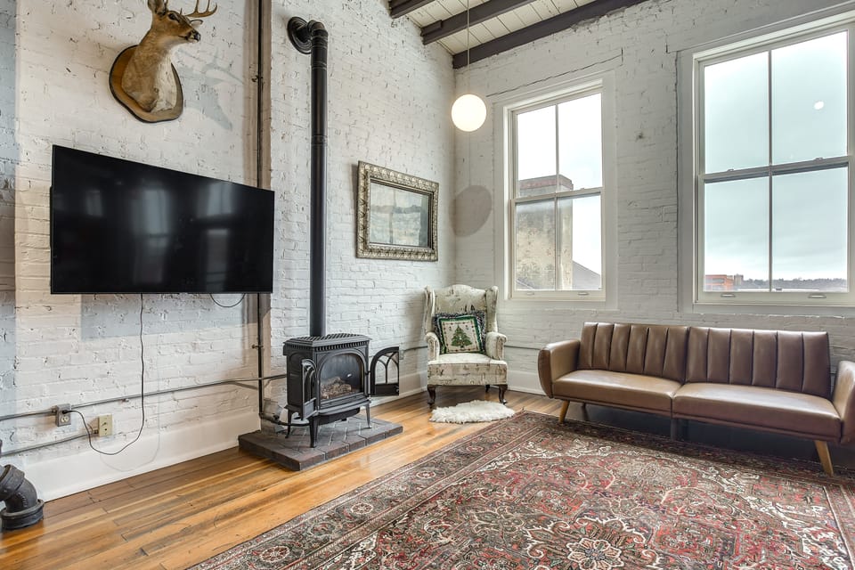 < 1 Mi to Wittenberg: Eclectic Loft w/ Parking! Apartment in Springfield