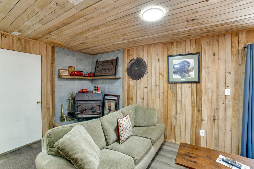 Mtn-View Deck & Grill: Creekside Catskills Cabin! House in Pennsylvania