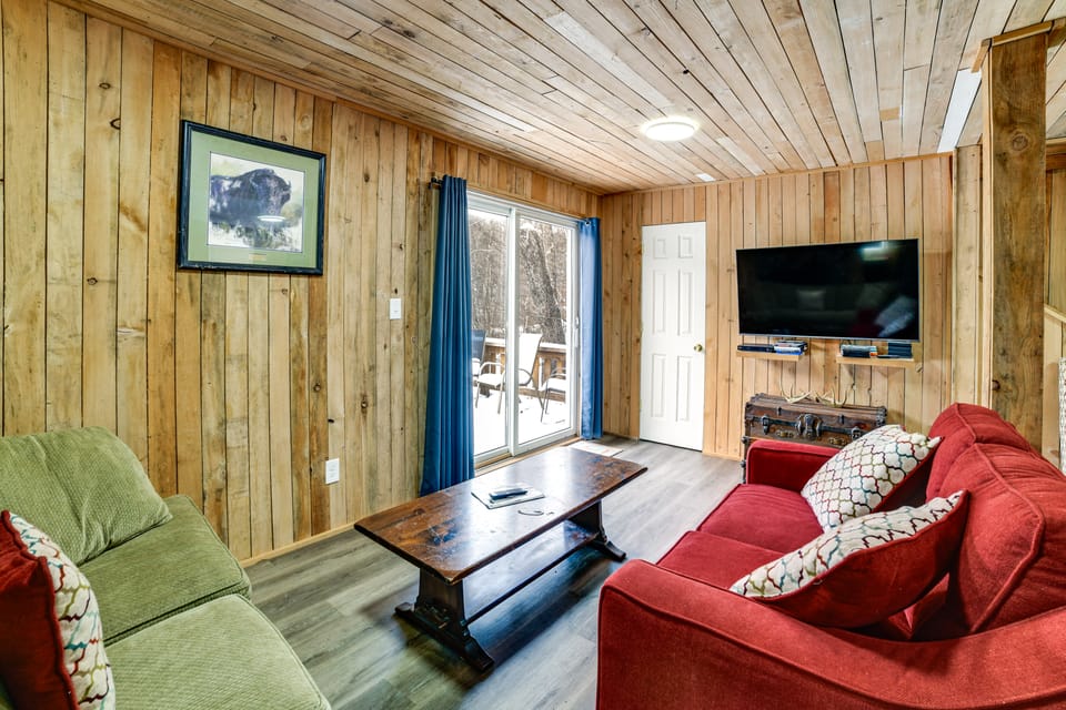 Mtn-View Deck & Grill: Creekside Catskills Cabin! House in Pennsylvania