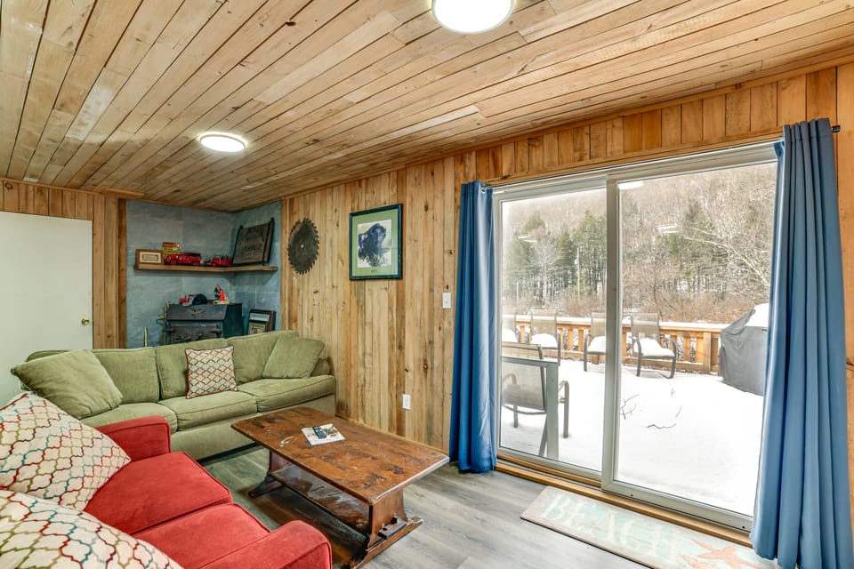 Mtn-View Deck & Grill: Creekside Catskills Cabin! House in Pennsylvania