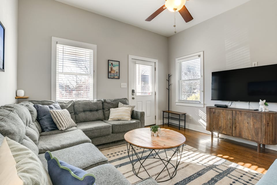 1 Mi to Dtwn: Home w/ Backyard in Raleigh! House in Raleigh