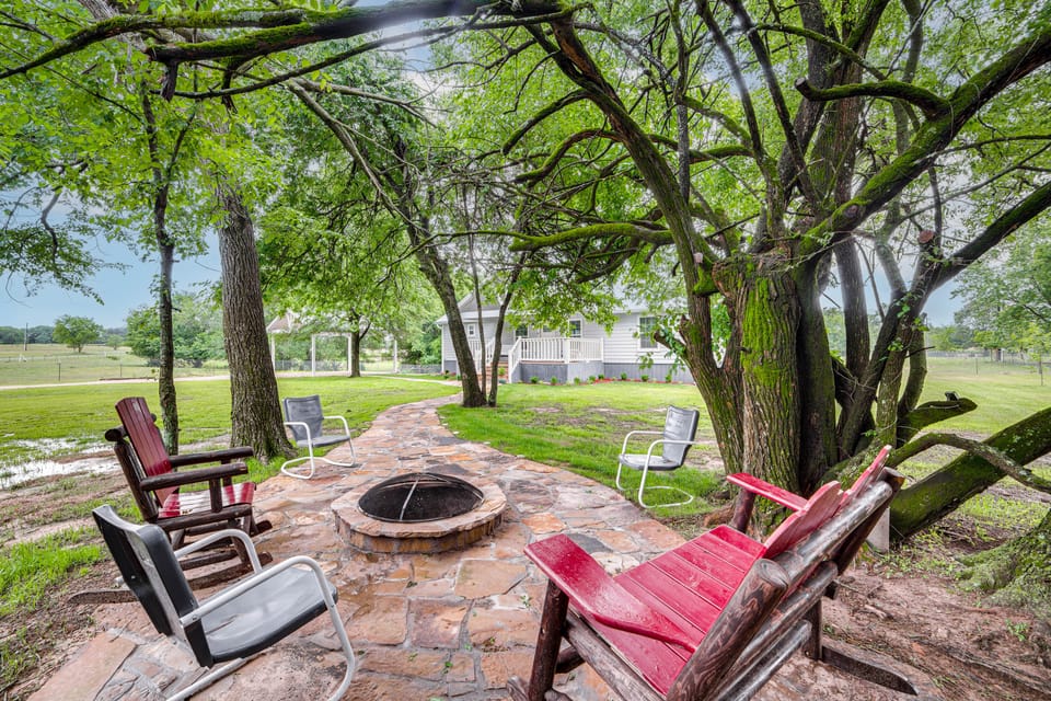 < 1 Mi to Lake Fork: ‘Appy Haven’ in Yantis Cottage in Texas