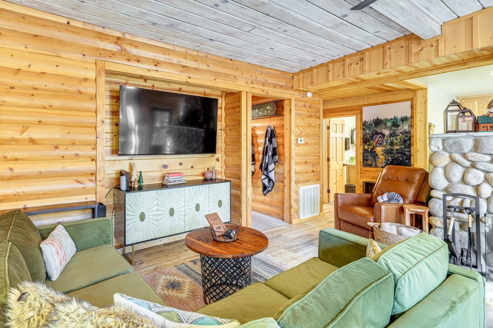 Walk to Golf, Lake: Twain Harte Cabin w/ Fireplace House in Twain Harte